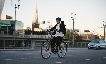 Kvinna på cykel